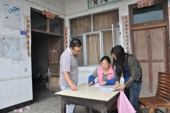 海天永信基金工作人员深入困难学生家中进行慰问,指导学生家长填报海天永信慈善基金申请2.jpg